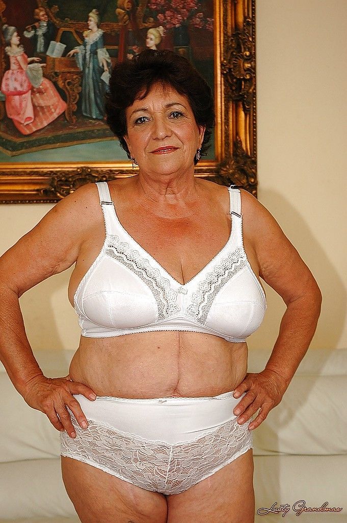 gras Granny dans lingerie obtient Nu pour montrer Son humide Chatte