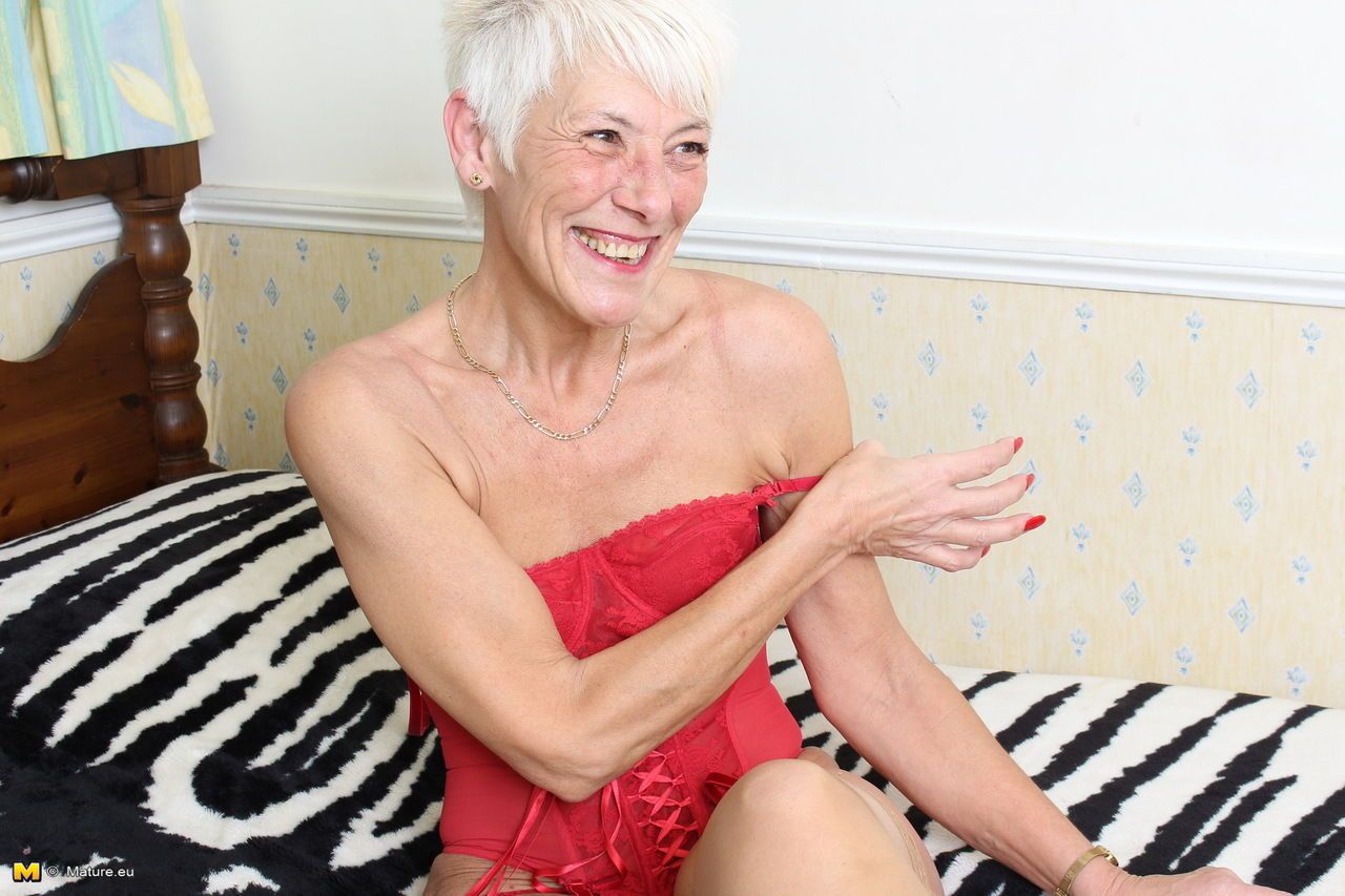 over 70 bristish Oma neemt uit haar kleding en lingerie striptease stijl