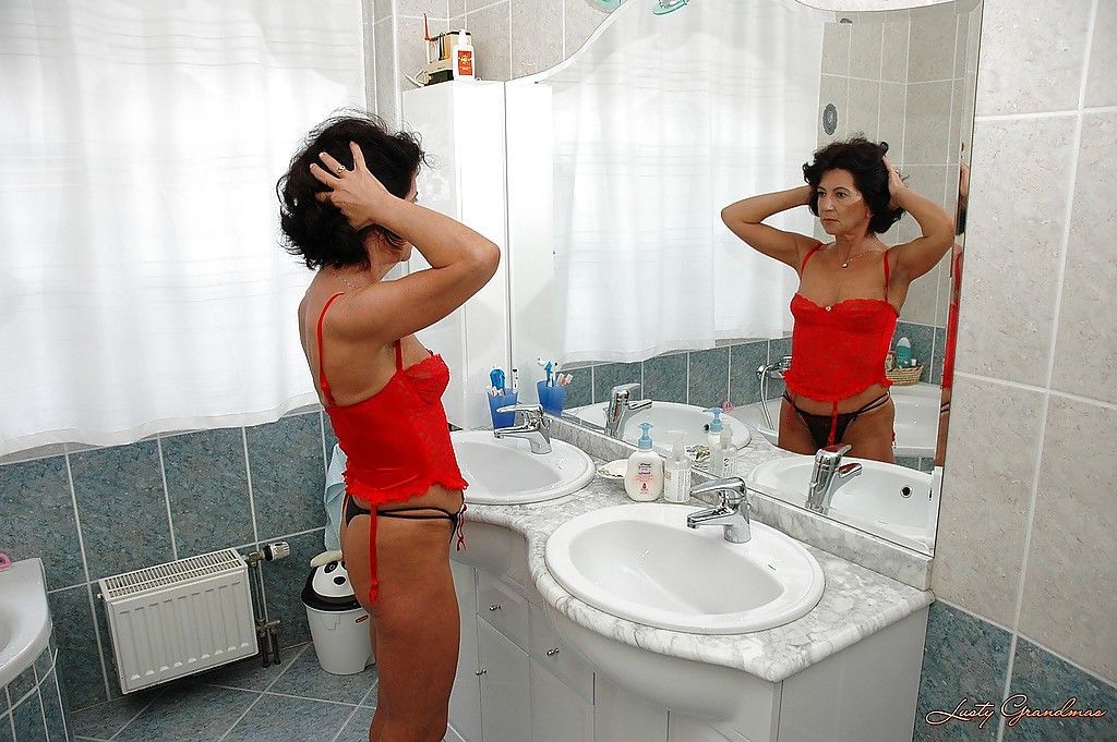verleidelijk Brunette Oma strippen uit haar lingerie en het nemen van een douche