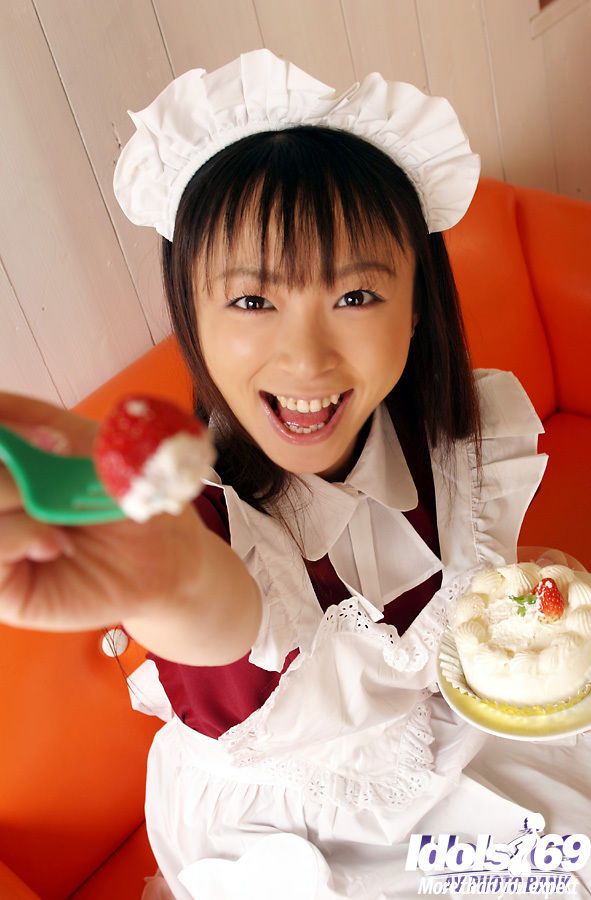teenager Asiatische Maid Mit winzige Titten Emiru Momose Rutschen aus Ihr uniform