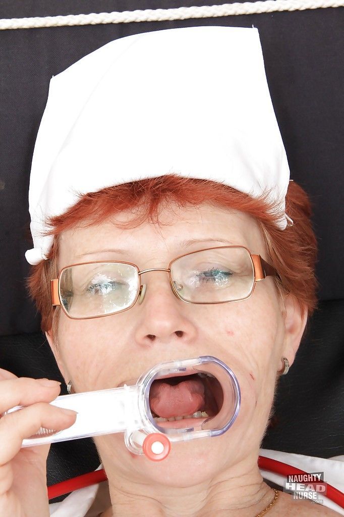 dojrzałe Ginekologia Pielęgniarka w okulary i pończochy masturbuje się jej głodny cipa