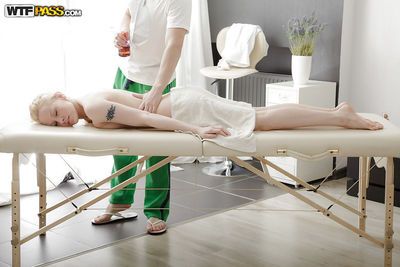 Fantástico menina com um Incrível Cuzinho Tori Goza um Relaxante massagem