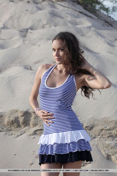 Erótica modelo Kolumbina um no Praia mostrando bom mamas & raspado o pentelho no nua Pés