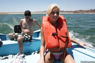 في سن المراهقة فاتنة مع صغيرة الثدي Kacey الأردن يظهر لها الجسم على A القارب