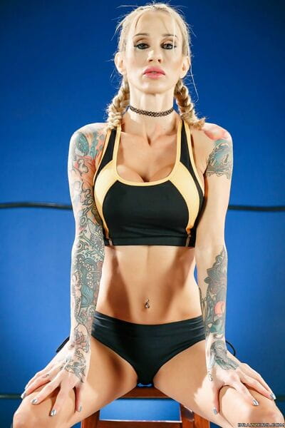 татуированные женщина рестлер Сара Джесси выставляет ее Большой сиськи и сексуальная туго Тело