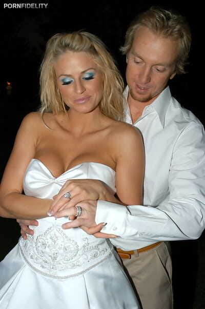 Cô dâu Brooke Belle để lộ hiệp lớn bộ ngực & mút kỹ năng trên Đám CƯỚI đêm