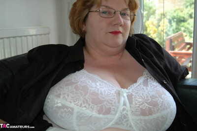 वसा एमेच्योर uncups उसके विशाल स्तनों के रूप में वह कदम अंदर करने के लिए परिवर्तन कपड़े