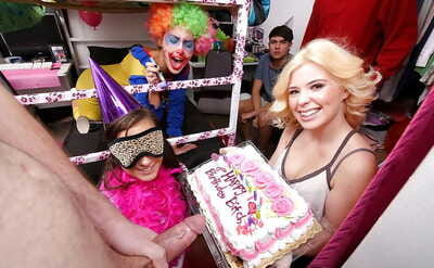 Coed Gia Paige ve Gözleri bağlı GF Emmek horoz ve Yalamak Dangalak at Doğum günü parti