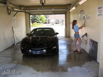 amateur chick Nikki sims onthult groot tieten terwijl Reiniging haar rit in Auto wassen