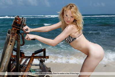 Glamour modelo Lina b toma off su Bikini top a ir Desnudo en el playa