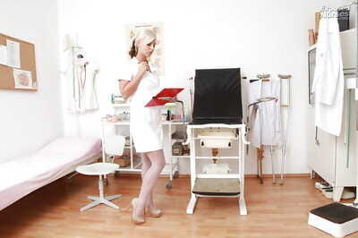 tetona Rubia enfermera en blanco medias de nylon jugando su Coño en Cerca de hasta