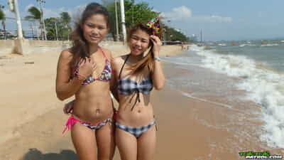 Pyszne Nastolatek tajski dzieci Pszczółka i miaw pozowanie w w Plaża w gorąca bikini