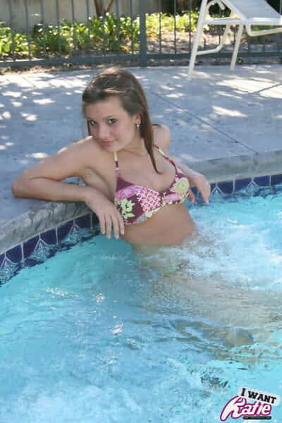 Schattig tiener Kate crush Heeft betrekking op tot haar blote tieten na verwijderen Bikini top in zwembad