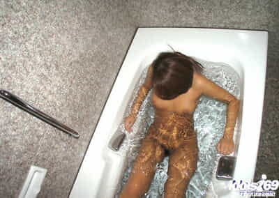 有吸引力 亚洲 荡妇 需要 浴缸 和 获取 搞砸 铁杆