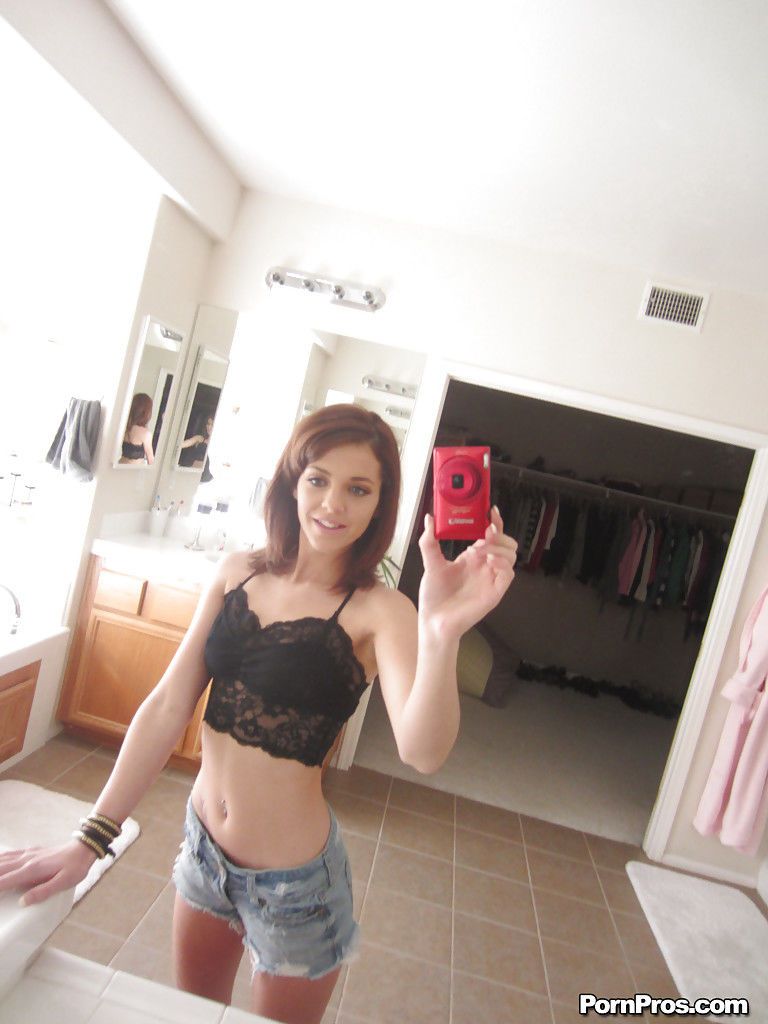 प्रेमिका बेब Kiera लेने के selfies और दिखा रहा है उसके स्तन और चूत