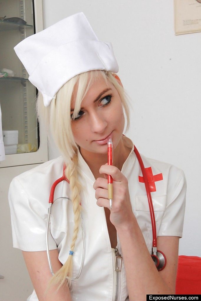 Simone é um Magrinho enfermeira Que ama se masturbando ela raspado buceta