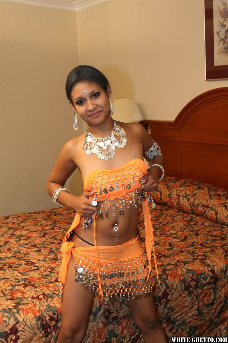 indiase vrouw dipti Knipperen haar kont en tepels in haar slaapkamer