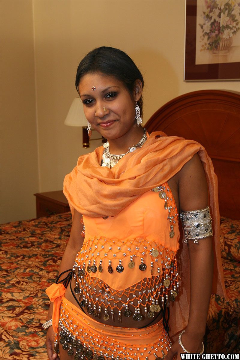 indyjski Kobieta дипти Miga jej zad i sutki w jej sypialnia
