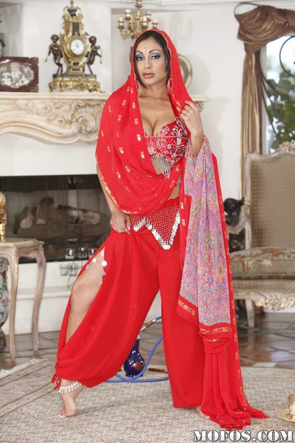 wulpse indiase milf Priya Anjeli Rai krijgt rid van haar etnische Outfit
