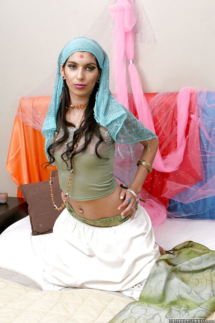 gepiercte Indische solo Modell tiziana posing Nicht Nackt zu zur schau stellen Ihr sexy Körper