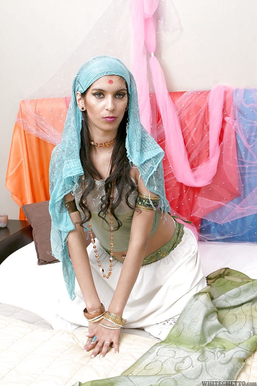 percé indien solo modèle tiziana posant Non Nu pour étalage Son sexy Corps