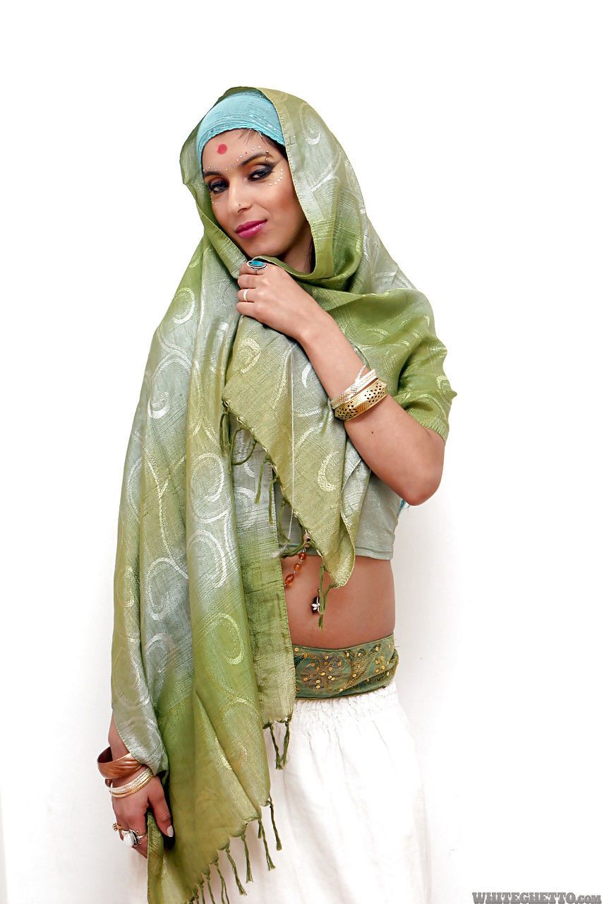 اخترقت الهندي منفردا نموذج تيزيانا مما غير عارية إلى تماوج لها مثير الجسم