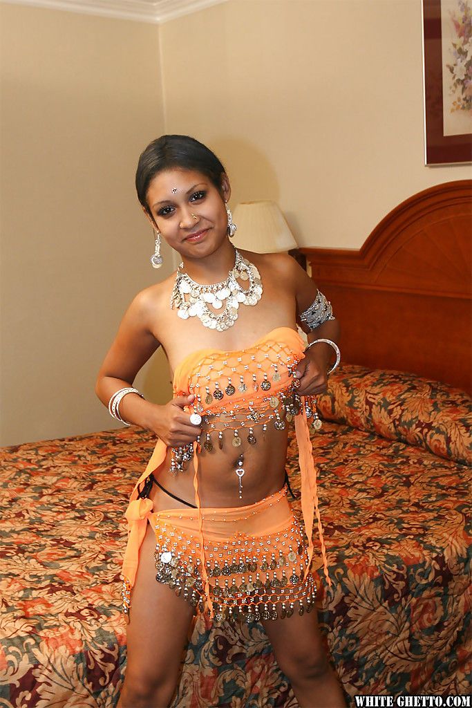 المشاغب الهندي سيدة على عالية الكعب كشف لها الثدي و كس