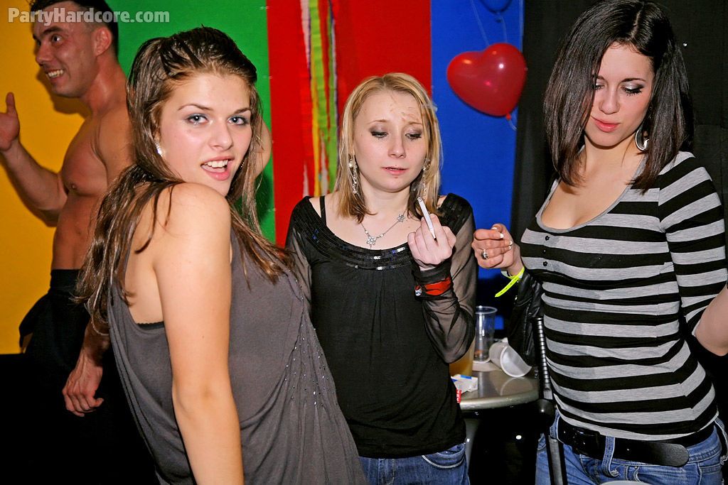 सींग का बना यूरोपीय एमेच्योर लड़कियों जा रहा है अश्लील पर के पार्टी के साथ malestrippers