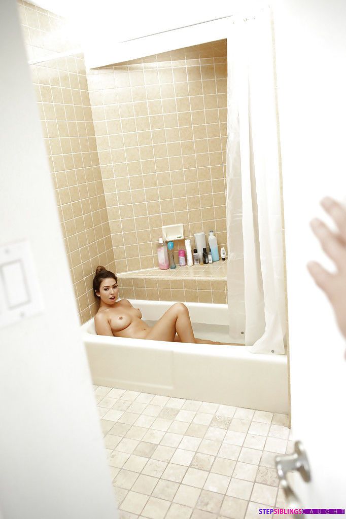 Phụ nữ da ngăm Nghiệp dư. Riley Reid đưa Bất Khỏa thân selfies trước Tắm