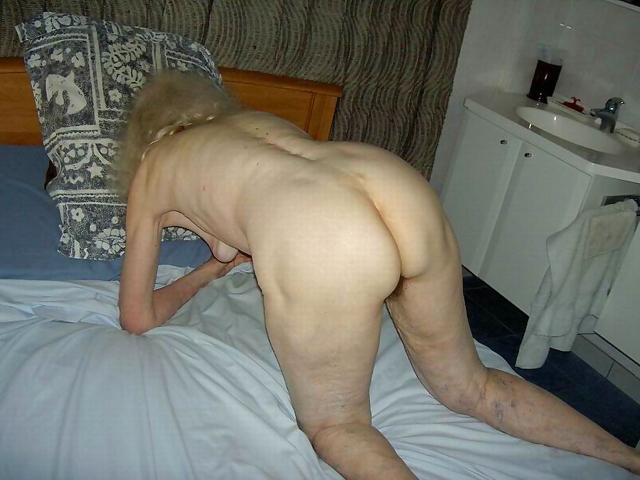 Hairy amateur granny posing at home - part 2950