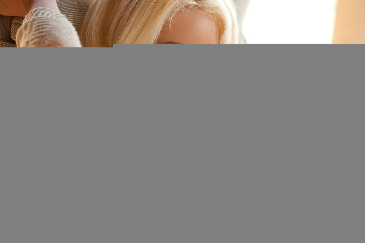Wspaniały Blondynka model nicolette Shi objawia się jej duży cycki w W domu