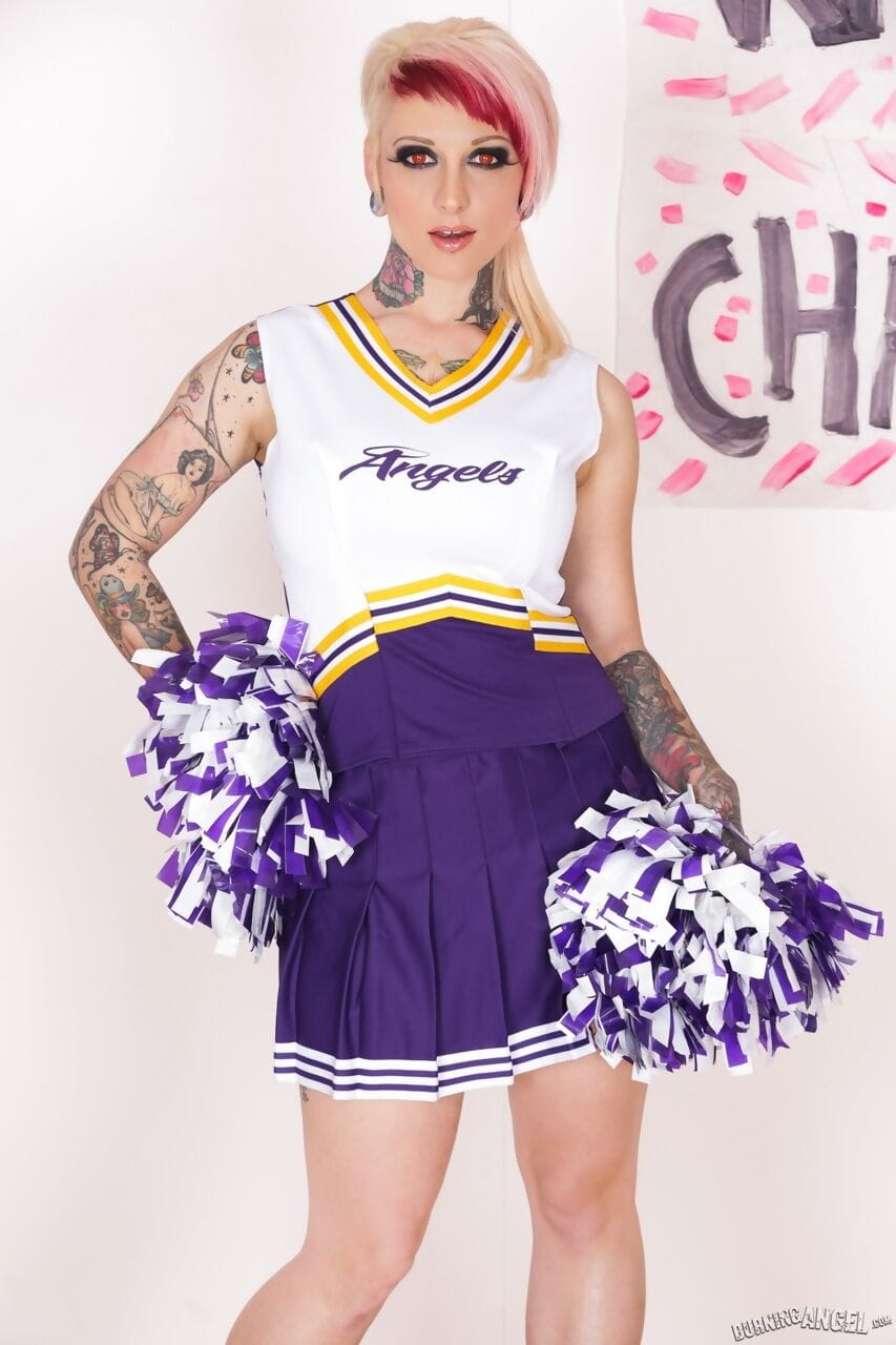Tätowiert Küken Scarlet LaVey funktioniert frei der ein Cheerleader outfit zu pose Nackt