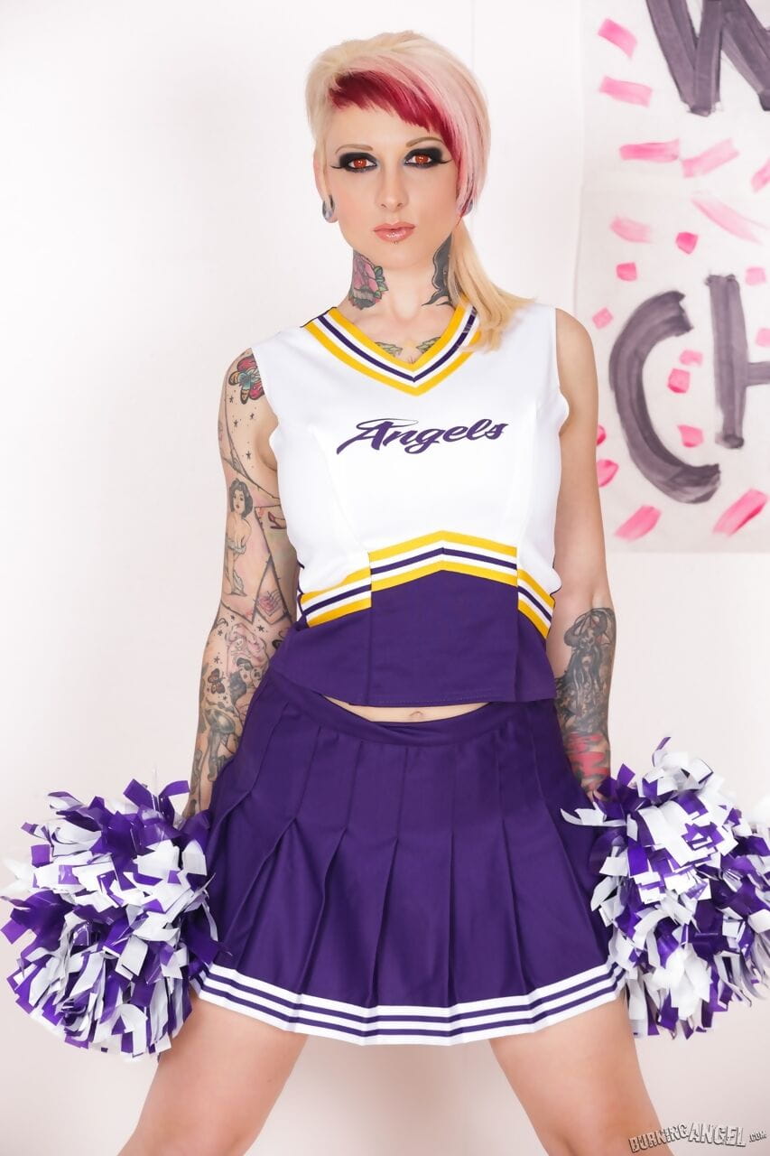 tatuado pinto Scarlet LaVey funciona livre de um Cheerleader roupa para pose nu
