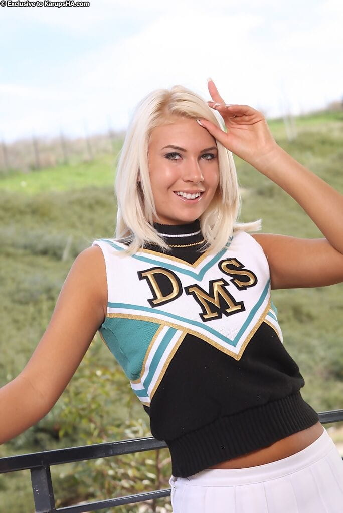 Blond Cheerleader Danica slips uit haar uniform voor haar naakt Premiere