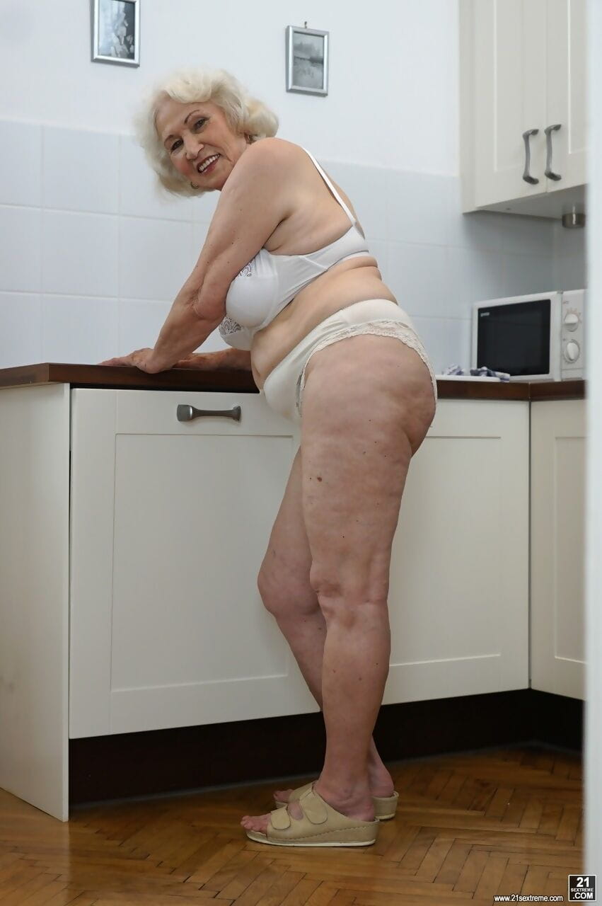 Freaky Idade Loira vovó chamado norma mostrando ela mamas no o cozinha