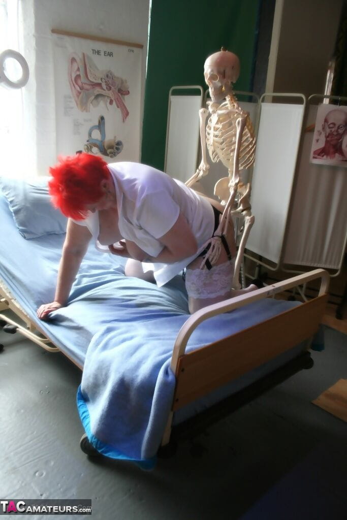 Slutty dojrzeć Pielęgniarka w biały pończochy dostaje Grał do :W: A szkielet