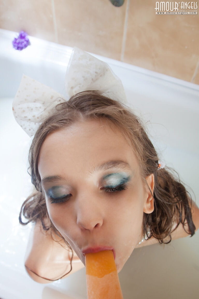 صغيرة في سن المراهقة فتاة alisabelle يصب الحليب أكثر لها عارية الجسم في حين أخذ A حوض استحمام
