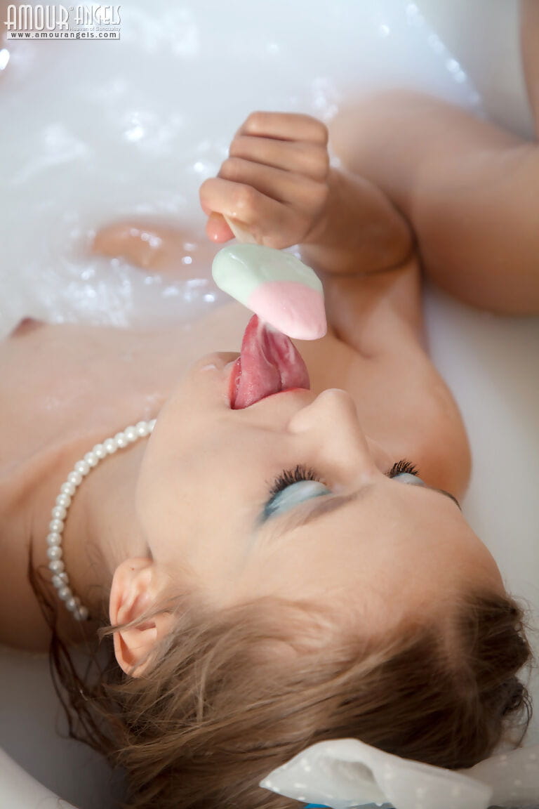 小小的 青少年 女孩 alisabelle 盆满钵满 牛奶 在 她的 赤裸裸的 身体 同时 服 一个 浴缸
