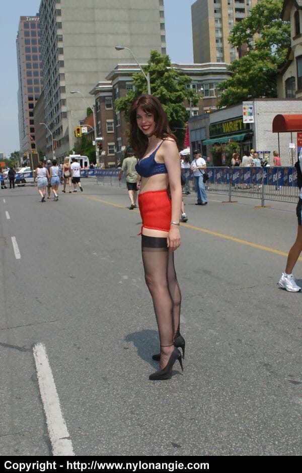 amateur chick Vuil Angie wanders naar beneden belangrijkste straat in een gordel en nylons