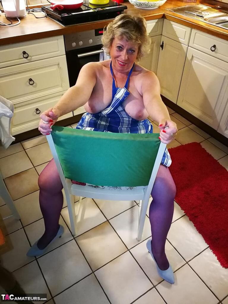 già bà nội trợ Caro đưa ra cô ấy quần lót trong nhà bếp cái tạp dề và vớ