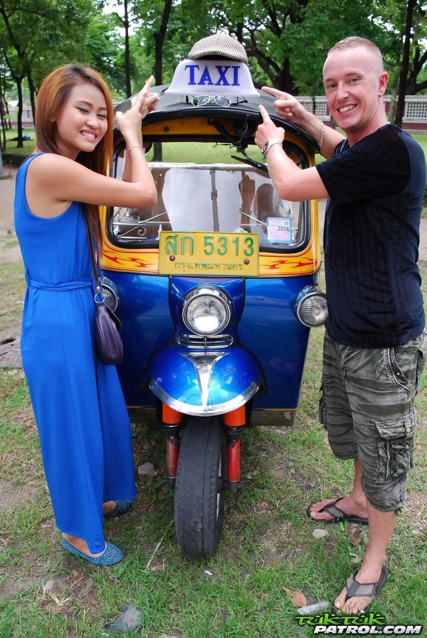mooi Thaise meisje Mon Flirten met een Schattig man toeristische in openbaar