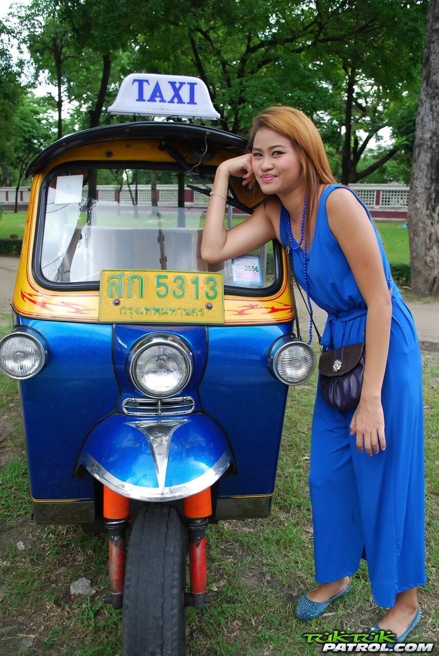 美しい タイ 女の子 月 いちゃつく と a かわいい 男性 観光 に 公開