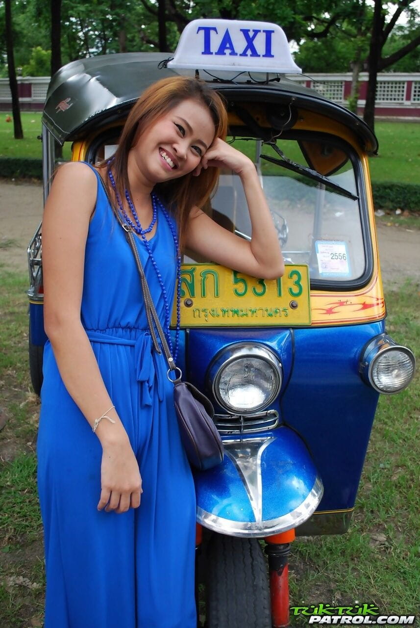 hermosa tailandés Chica Mon El coqueteo Con Un Lindo macho Turismo en público
