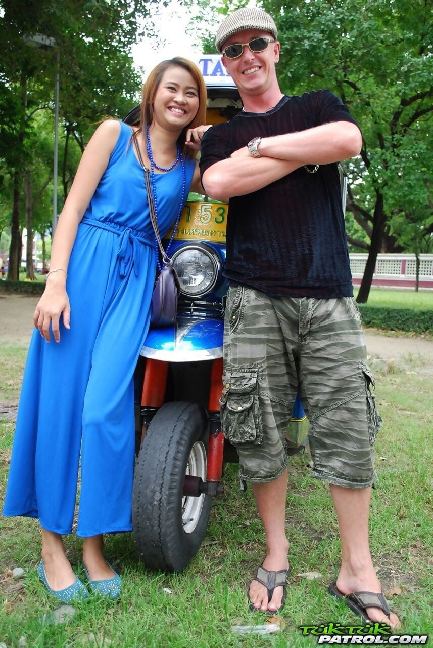 bela Tailandês menina Mon Paquera com um Bonito masculino dos turistas no público