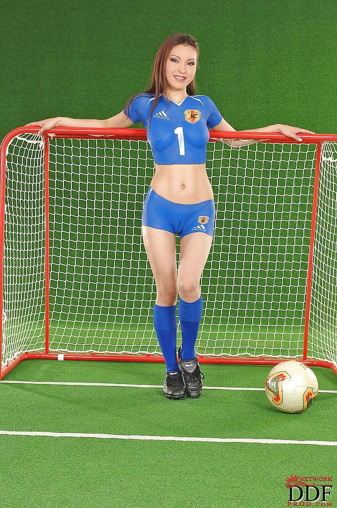 Foxy Asya teen ile Sıcak Ass pozlar içinde vücut boyalı futbol kıyafet
