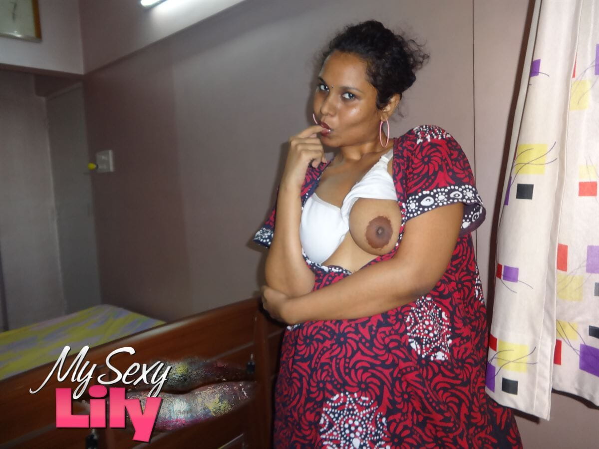 Hint Kadın Lily Singh sopa onu dil dışarı önce teşhir onu göğüsleri