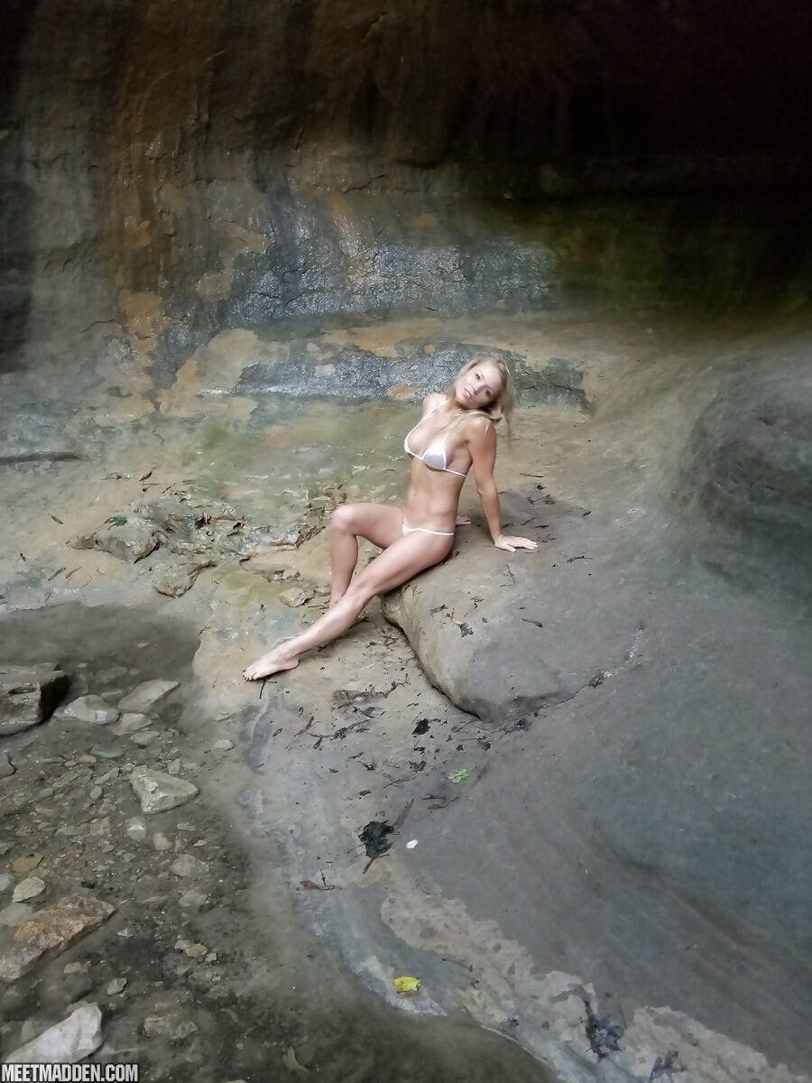 blond Amateur Répondre madden les grèves chaud solo pose dans Un bikini après randonnée