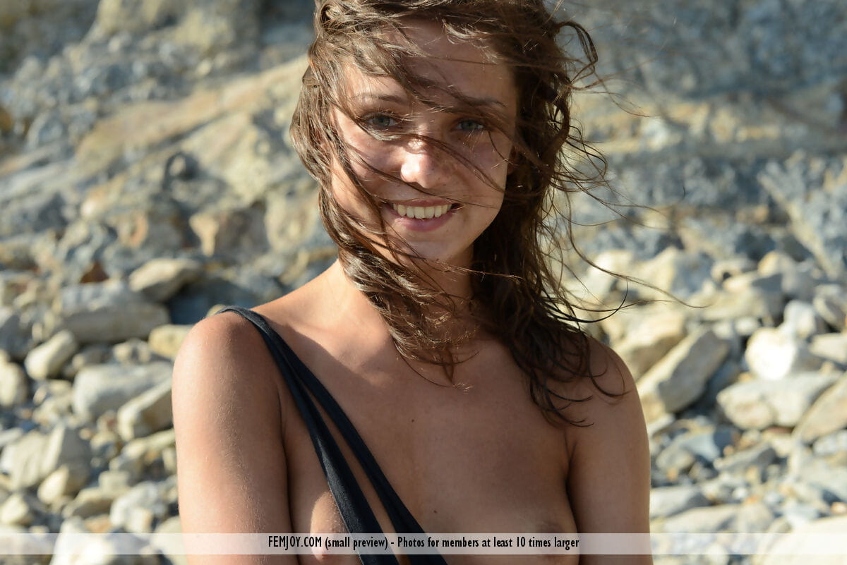 mała nastolatek Specjalista u pokazuje z jej sexy zad na szczycie W powietrza Materac w w ocean
