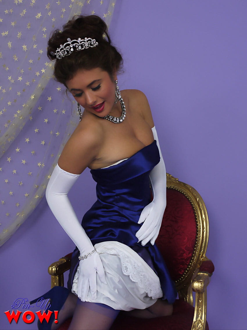 Kolektor Królowa Kelly Sala rozbiera się w jej vintage majtki po biorąc korona