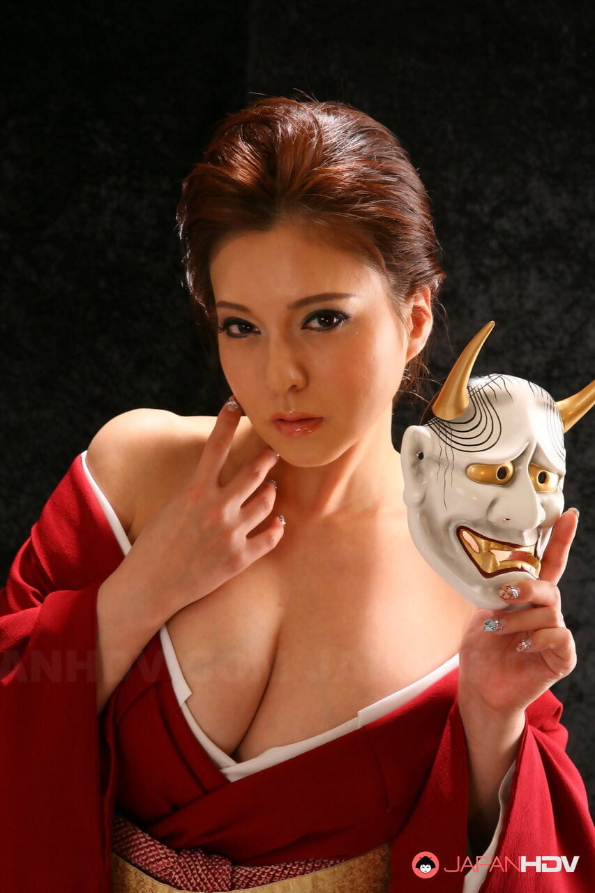 giapponese modello Yuki Tsukamoto accarezza Il suo azienda Tette come lei ottiene nudo